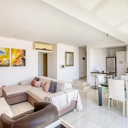 Sunny Penthouse Getaway In Gzira 아파트