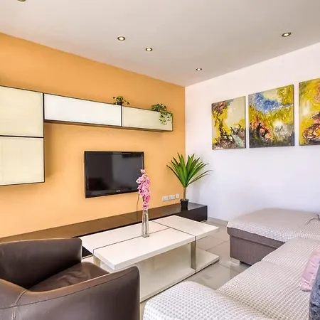 Sunny Penthouse Getaway In Gzira *