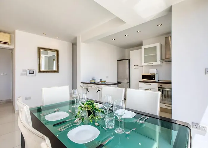 Sunny Penthouse Getaway In Gzira Ta Xbiex