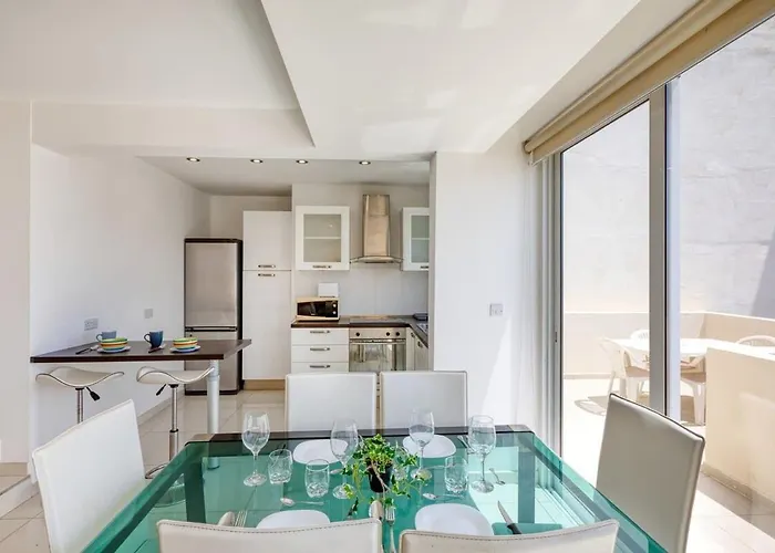 Sunny Penthouse Getaway In Gzira 아파트 *