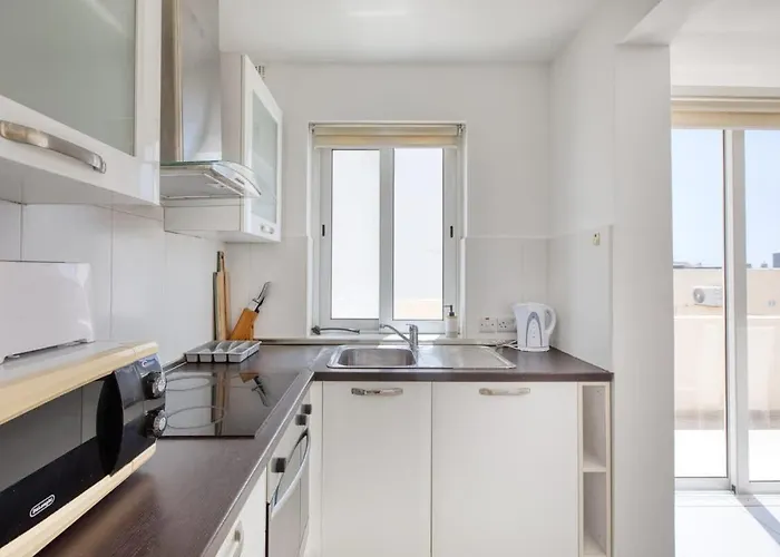 Sunny Penthouse Getaway In Gzira *