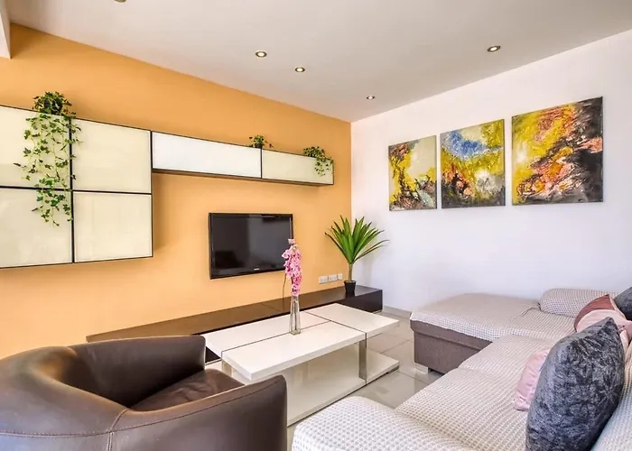 Sunny Penthouse Getaway In Gzira *