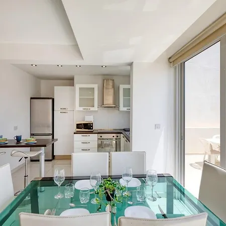 Sunny Penthouse Getaway In Gzira Apartament *