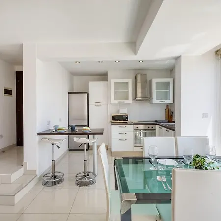 Apartmán Sunny Penthouse With Private Terrace, Walk To Promenade Ta Xbiex
