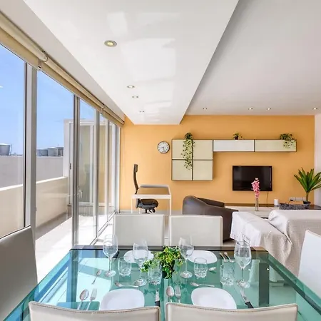 Apartmán Sunny Penthouse With Private Terrace, Walk To Promenade