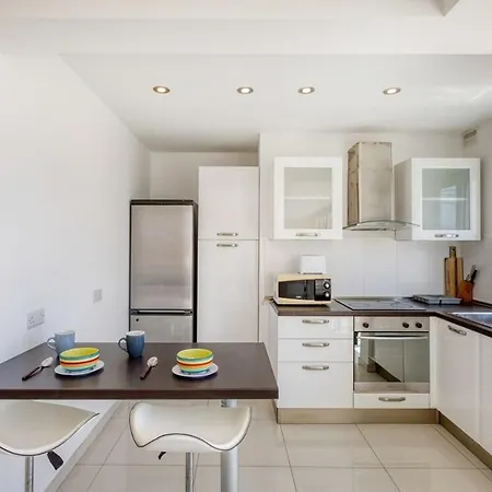 Apartmán Sunny Penthouse With Private Terrace, Walk To Promenade *