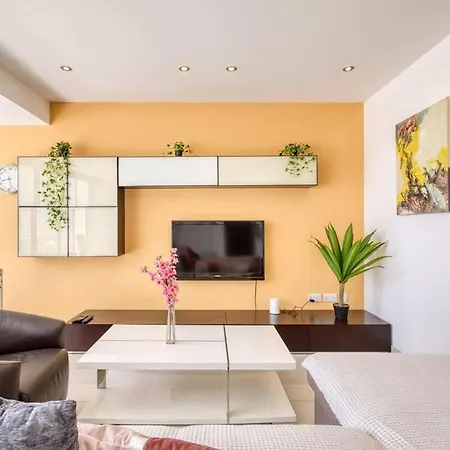 Sunny Penthouse With Private Terrace, Walk To Promenade Apartmán *