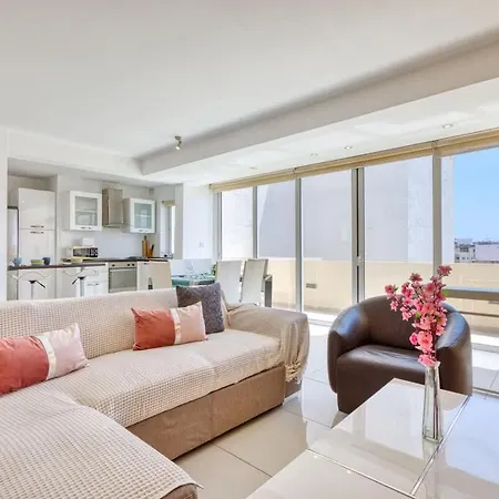 Apartmán Sunny Penthouse With Private Terrace, Walk To Promenade *