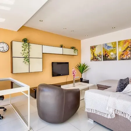 Apartmán Sunny Penthouse With Private Terrace, Walk To Promenade