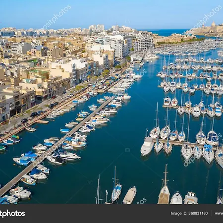Apartman Sunny Penthouse With Private Terrace, Walk To Promenade *