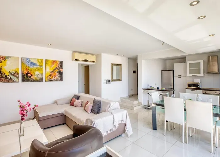 Sunny Penthouse Getaway In Gzira Apartament