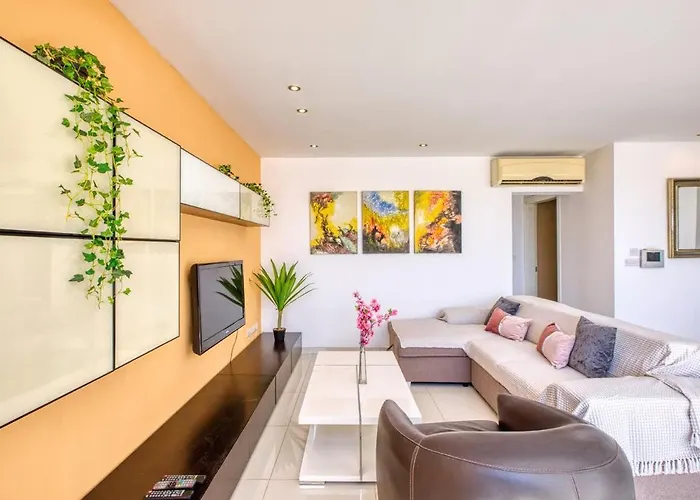 Sunny Penthouse Getaway In Gzira